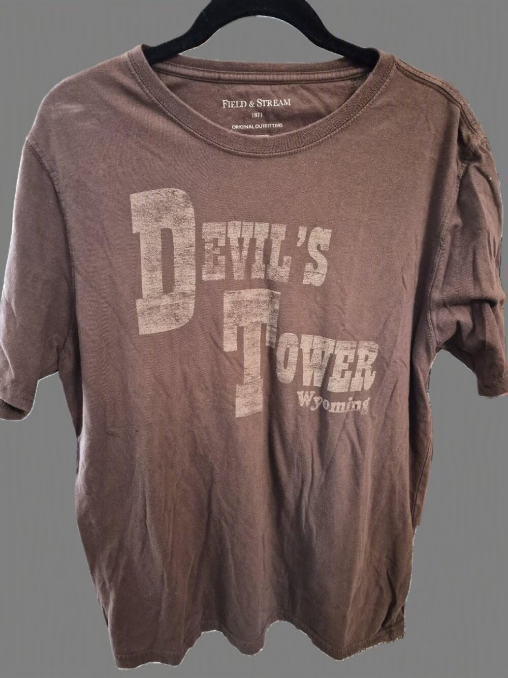 FIELD AND STREAM DEVIL'S TOWER MEN'S T-SHIRT IN SIZE MEDIUM